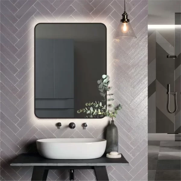 Veidrodis su juodu remu