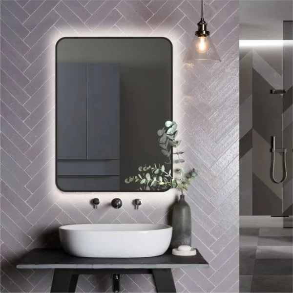 Veidrodis su juodu remu