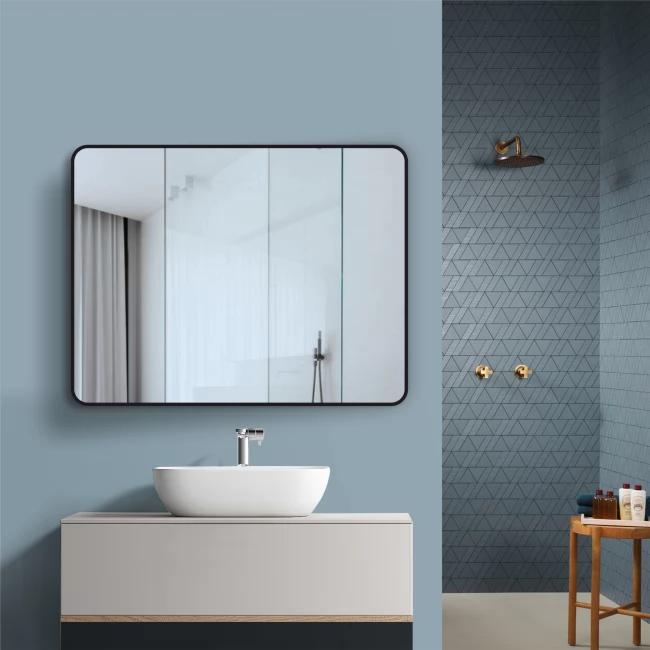 Veidrodis uzapvalintais kampais ir juodu remeliu