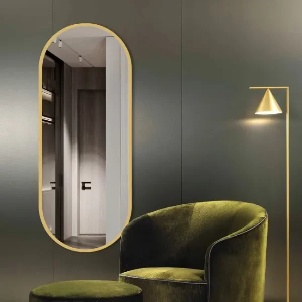 Ovalus veidrodis su auksiniu remeliu