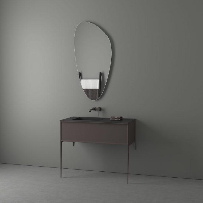 Netaisyklingos formos veidrodis su apsvietimu