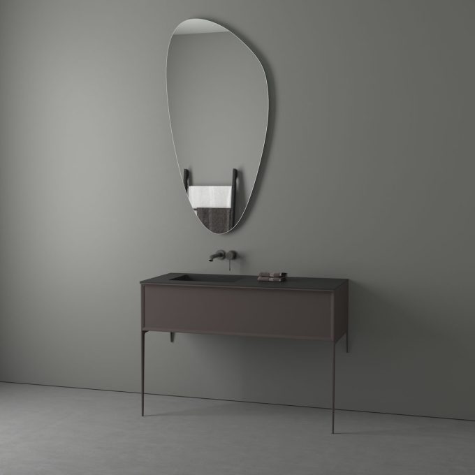 Netaisyklingos formos veidrodis su apsvietimu