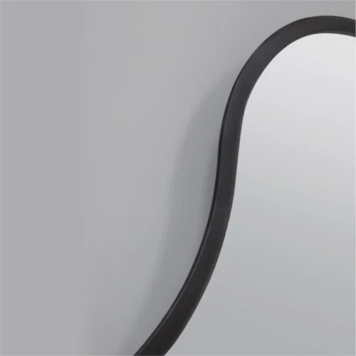 veidrodis su juodu remeliu