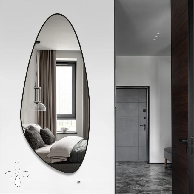 Netaisyklingos formos veidrodis su juodu remeliu 70x160 cm