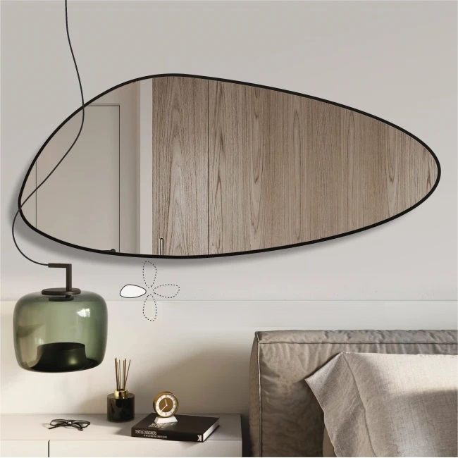 Netaisyklingos formos veidrodis su juodu remeliu 70x160 cm